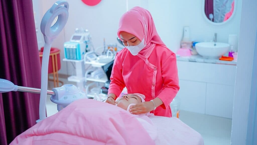 Alasan Mengapa Kita Perlu Perawatan Kulit di Salon Kecantikan, Skincare Aja Nggak Cukup!